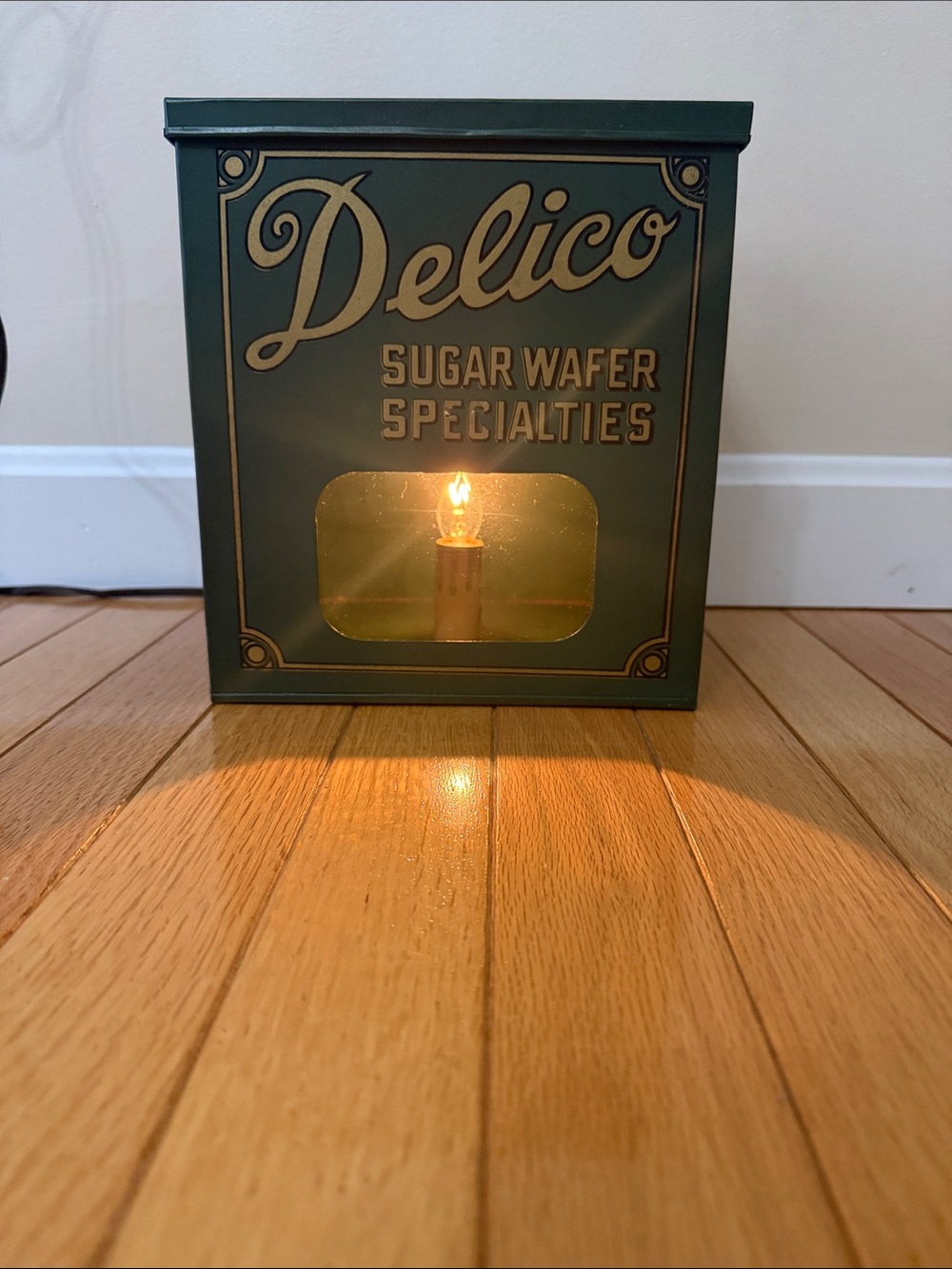 Delico Sugar Wafer Specialties hinged bin lamp